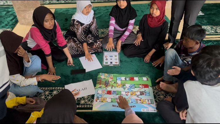 Pelaksanaan permainan edukasi peduli lingkungan “Srimulyo Adventure” oleh masing-masing kelompok anak yang sudah ditentukan. (Sumber: Dokumentasi Pribadi)