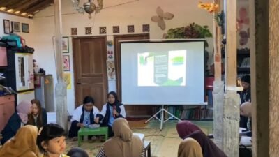 Arimbi Wiranita mempraktikkan cara membuat microgreens yang baik dan benar serta menjelaskan step by step (Sumber: Dokumentasi Pribadi)