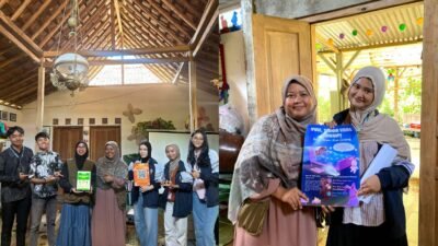 Poster terkait literasi kesehatan terkait definisi tidur yang cukup untuk mengedukasi anak-anak sejak dini oleh Bunga Kaliza, serta Booklet yang disusun kolaborasi oleh Satria Adi, Rafly Prasetyo, Adely Catlea, Khoirun Nisa, dan Sara Ardelia (Sumber: Dokumentasi Pribadi)