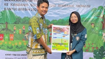 Mahasiswi KKN-T UNDIP Tim 133, Arija Qoshasi, tengah berfoto bersama DPL (Bapak Ardana) untuk memberikan poster tepung Maggot buat pakan ternak (Sumber: Dokumentasi Pribadi).