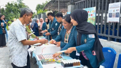 Mahasiswa KKN-T Tim 133 Universitas Diponegoro, Talita Sifera Ivonilakandi, membagikan produk eco enzyme pada masyarakat di Dusun Onggopatran