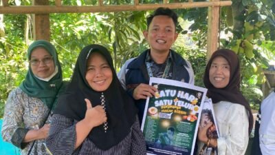 Sosialisasi dengan menggunakan media poster kepada ibu-ibu dusun onggopatran yang mengikuti program kegiatan multi 1 dalam demonstrasi pentingnya 1 hari 1 telur oleh Helmi Tsani