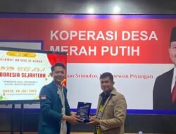 Penyerahan kenang-kenangan dari ketua pelaksana kegiatan Helmi Tsani kepada Rohmadi Adhiya selaku pembicara pada kegiatan “UMKM Berdaya Indonesia Sejahtera” (Sumber: Dokumentasi Penulis)