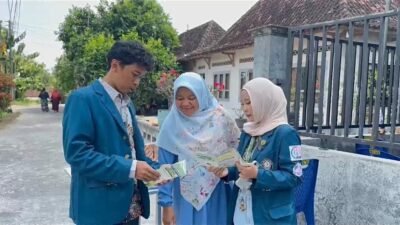Mahasiswa KKN-T Tim 133 Universitas Diponegoro, Ahmad Fachri Ash-Shiddiqi dan Aula Amalia Husna Membagikan Leaflet “Sampah Kita Bertambah, Yuk Ubah Jadi Eco Enzyme!” kepada Masyarakat Dusun Onggopatran.