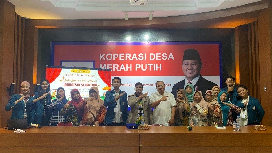 Foto bersama di akhir acara peserta kegiatan bersama dengan panitia, pembicara dan ketua paguyuban umkm Srimulyo (Sumber: Dokumentasi Penulis)