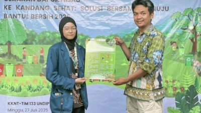 Penyerahan poster berjudul 'Pengendalian Sampah Organik Rumah Tangga dengan Maggot: Upaya Mengurangi Habitat Tikus dan Risiko Leptospirosis' disusun oleh Alia Rahma Az-Zahra kepada DPL KKN-T Pak Ardana Kusumawanto, S.Ant., M.A. (Sumber: Dokumentasi Pribadi)
