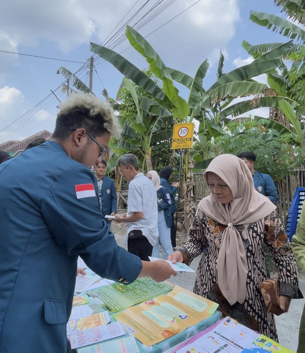 Kegiatan pameran atau expo oleh Kelompok 2 yang memberikan penjelasan mengenai hasil output dari program kerja Multidisiplin 1 dan Multidisiplin 2. (Sumber: Dokumentasi Pribadi)