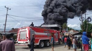 Populer Padang: Kiln Karet Kembali Terbakar Akibat Angin, Guru Besar Unand Sindir Menteri Kesehatan