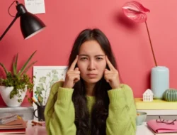 Kritik Diri: Suara Bisikan dalam Hati Wanita yang Tak Pernah Berhenti Menghakim