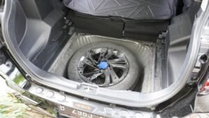 Inilah Alasan Mengapa Anda Harus Segera Menurunkan Standar Ban Serep Mobil Anda