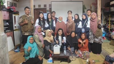 Mahasiswa KKN-T Undip Kelompok 3 bersama anggota KWT OASIS menunjukkan produk Mikroorganisme Lokal (MOL) dari nasi sisa yang berhasil dibuat dalam kegiatan pemberdayaan masyarakat di Dusun Onggopatran, Bantul.