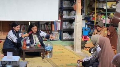 Sesi demonstrasi pembuatan spray alami menggunakan EM4 dan gula merah oleh tim KKN-T 133 Universitas Diponegoro di hadapan anggota KWT “OASIS” (sumber: dokumentasi pribadi)