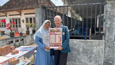 Mahasiswa KKN-T Tim 133 Universitas Diponegoro, Frieda Estining Rahayu, membuat dan membagikan poster edukasi pencegahan dan penanganan zoonosis bagi masyarakat peternak di Dusun Onggopatran