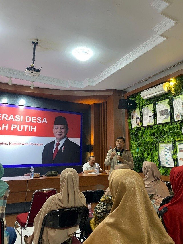 Penyampaian materi Teknik Packaging yang menarik oleh Rohmadi Adhiya selaku pembicara sekaligus mentor dari Mitra Rumah BUMN Jogja (Sumber: Dokumentasi Penulis)