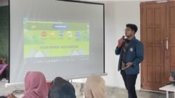 Mahasiswa KKN-T UNDIP Tim 133, Syafiqur Rahman menjelaskan mengenai “Pemanfaatan Tepung Maggot (larva lalat BSF) sebagai Pakan Ternak”. (Sumber: Dokumentasi Pribadi)