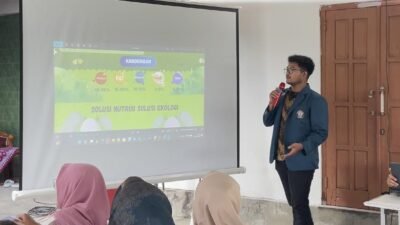 Mahasiswa KKN-T UNDIP Tim 133, Syafiqur Rahman menjelaskan mengenai “Pemanfaatan Tepung Maggot (larva lalat BSF) sebagai Pakan Ternak”. (Sumber: Dokumentasi Pribadi)
