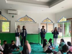 Mahasiswa KKN-T UNDIP Ajak Anak-anak Onggopatran Peduli Lingkungan Melalui Media Permainan Ular Tangga Edukatif (Srimulyo Adventure)