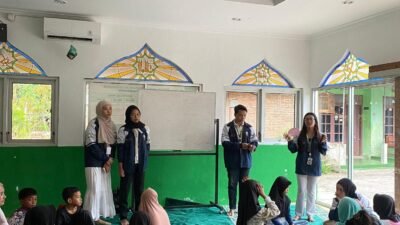 Pelaksanaan kegiatan program kerja Multidisiplin 2 edukasi permainan oleh Eirene Laura (Administrasi Publik), Muhammad Alifiyan (Hukum), Dewi Putri (Ilmu Perpustakaan), Najwa Aila (Sastra Inggris). (Sumber: Dokumentasi Pribadi)
