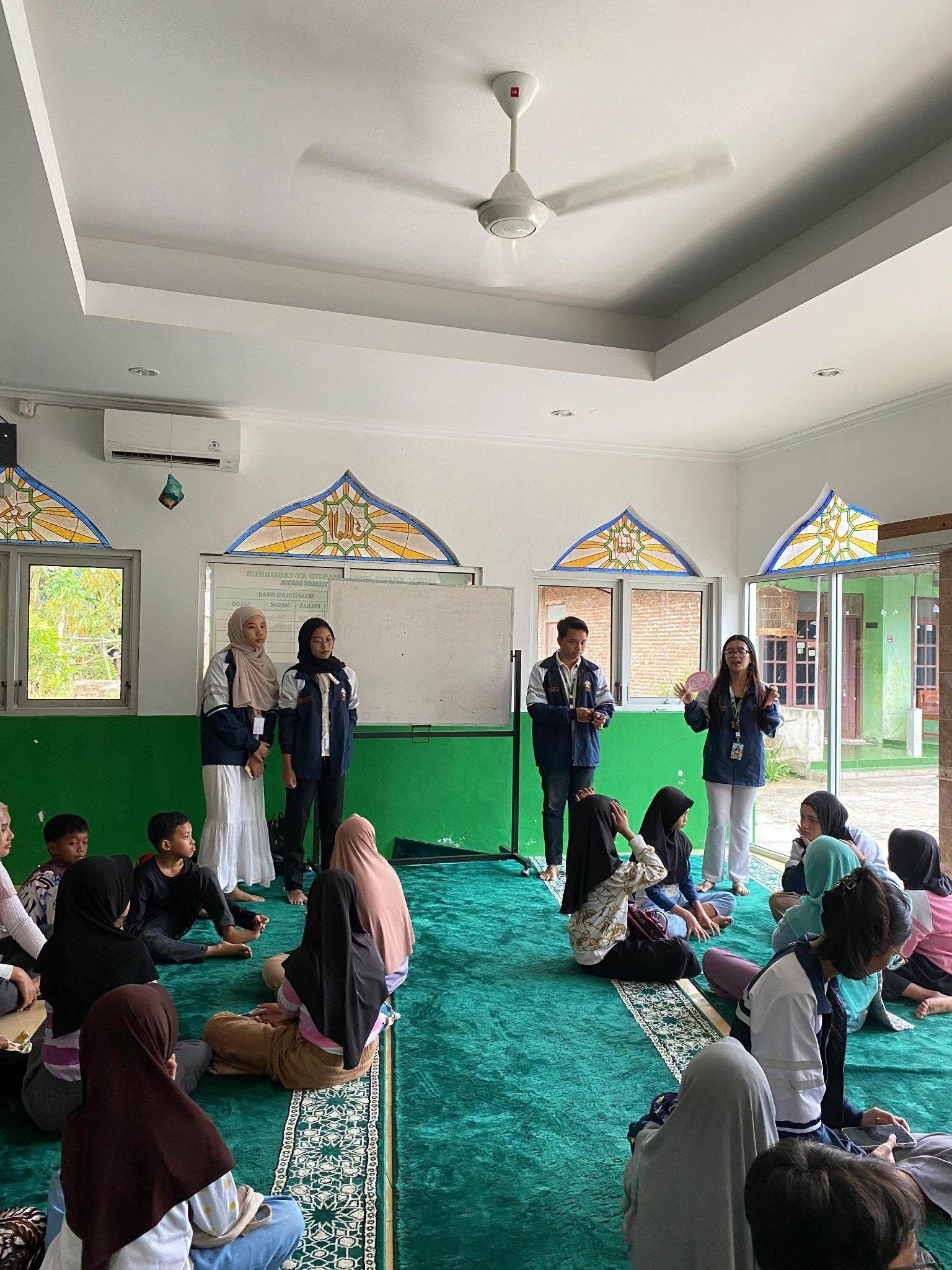 Pelaksanaan kegiatan program kerja Multidisiplin 2 edukasi permainan oleh Eirene Laura (Administrasi Publik), Muhammad Alifiyan (Hukum), Dewi Putri (Ilmu Perpustakaan), Najwa Aila (Sastra Inggris). (Sumber: Dokumentasi Pribadi)