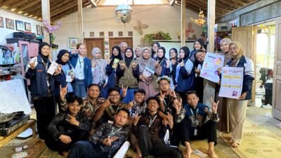 Sesi Dokumentasi dengan memegang output bersama DPL setelah menyelesaikan seluruh rangkaian Multidisiplin 1 oleh Tim KKNT 133 Kloter 2 Universitas Diponegoro (Sumber: Dokumentasi Pribadi)