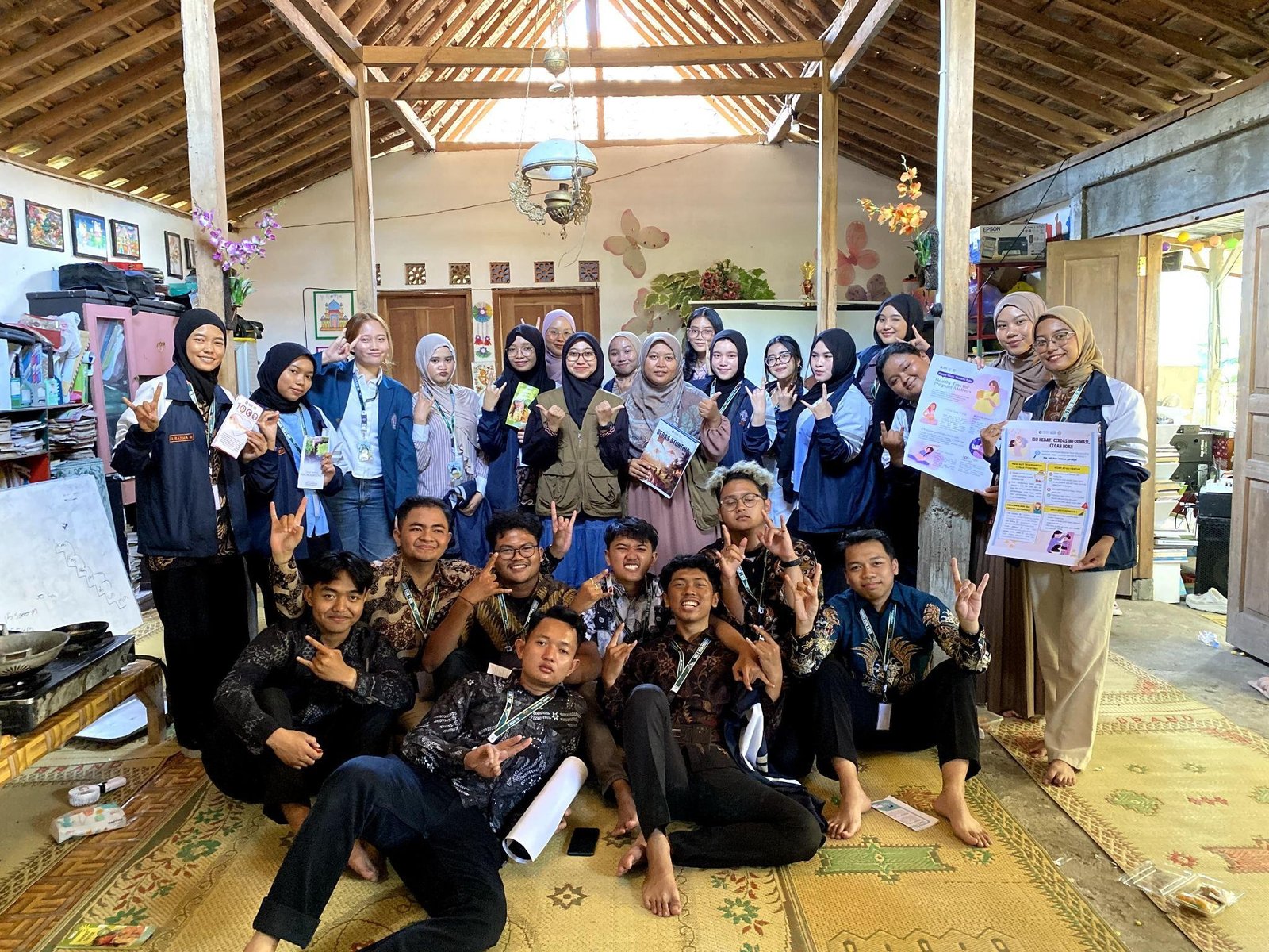 Sesi Dokumentasi dengan memegang output bersama DPL setelah menyelesaikan seluruh rangkaian Multidisiplin 1 oleh Tim KKNT 133 Kloter 2 Universitas Diponegoro (Sumber: Dokumentasi Pribadi)
